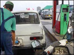 Entran en vigor nuevos precios de combustibles en Cuba  	
